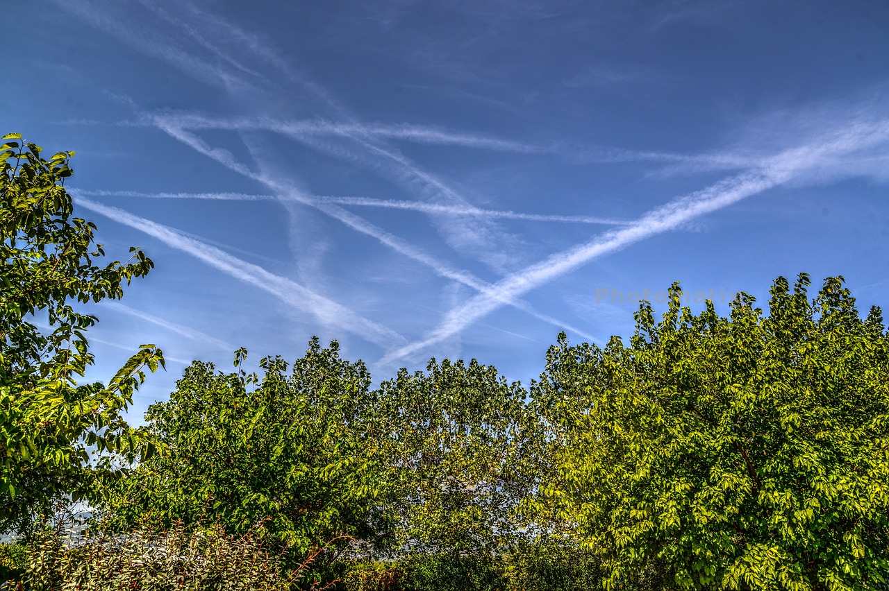 Photographing Airplane Trails in the Sky