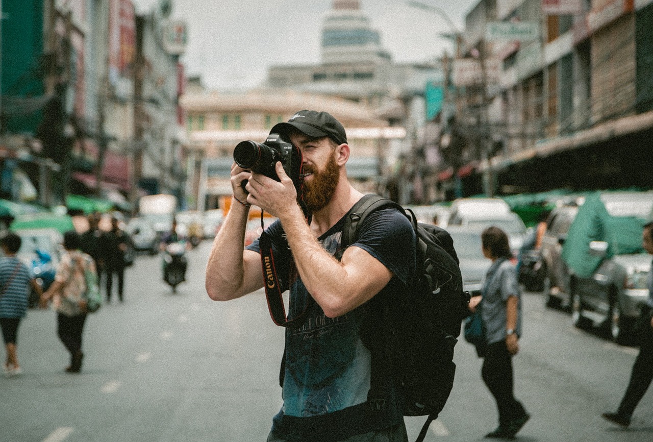 How to Blend In and Stay Unnoticed as a Street Photographer